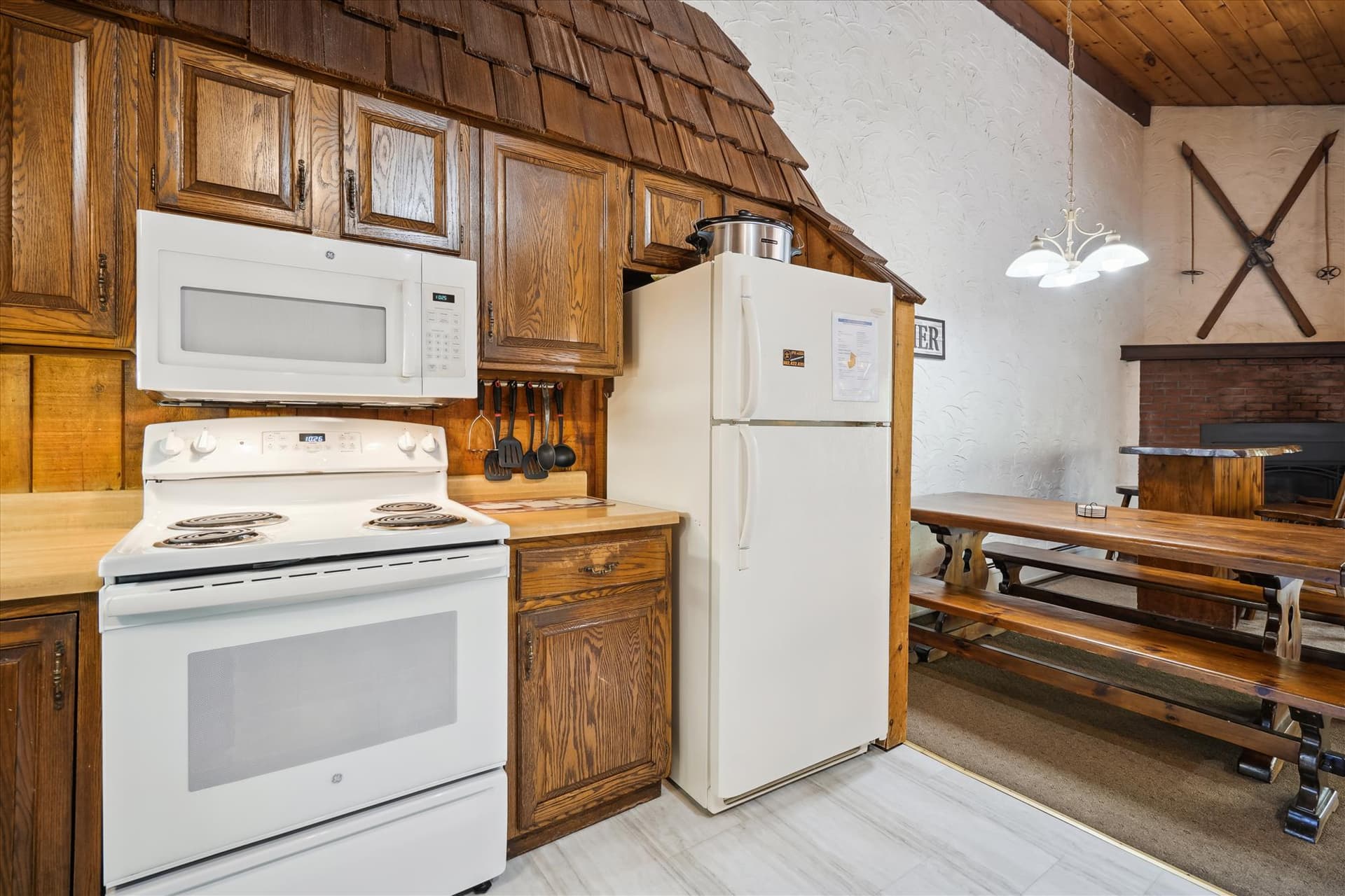 Open floor Kitchen space for cooking and entertaining guests