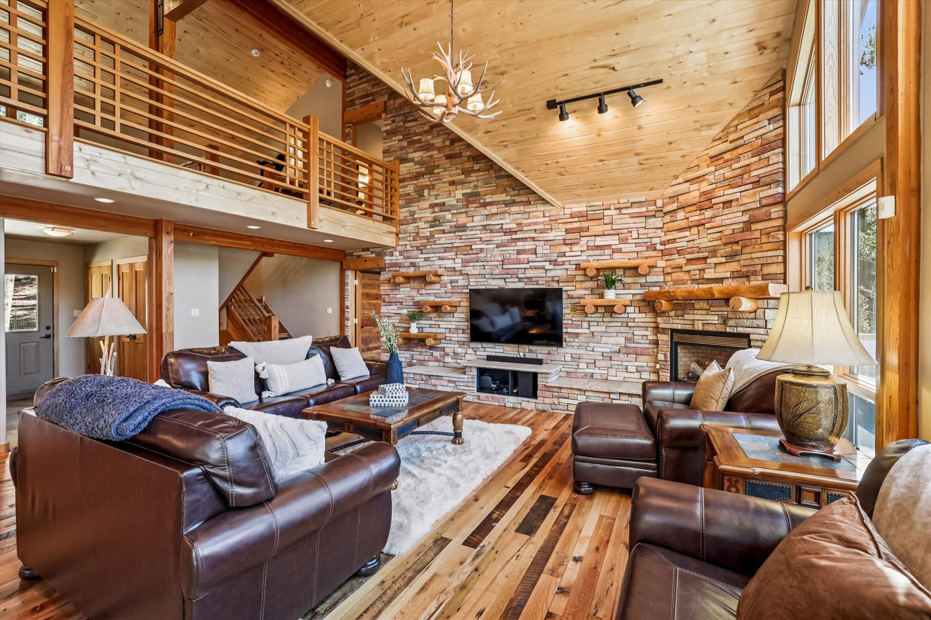 Living Area - Mountain Serenity Retreat - Blue River Vacation Rental