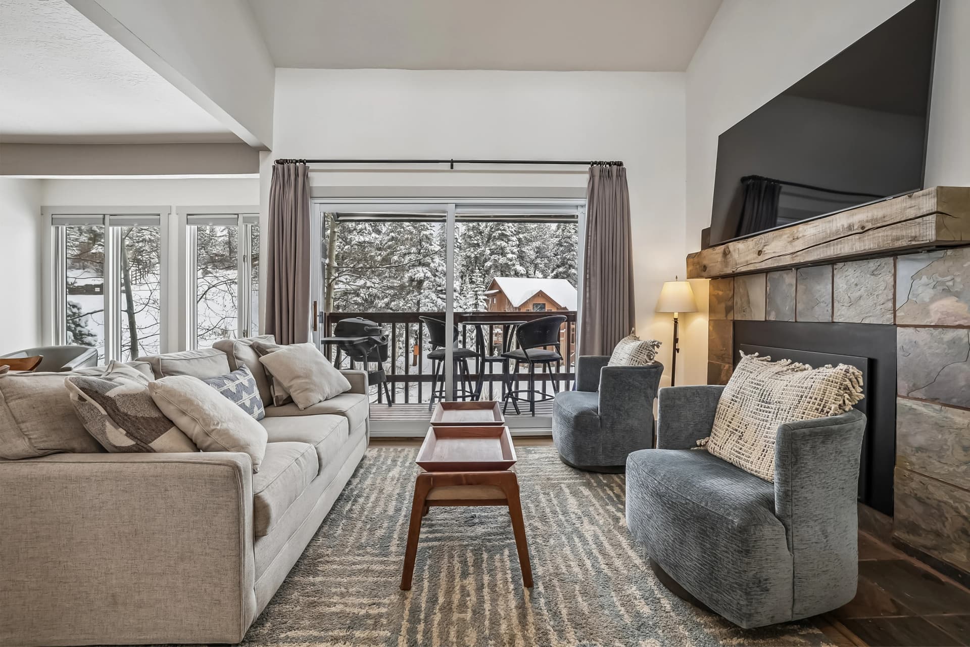Living Area - 4 O'Clock Lodge D27 - Breckenridge Vacation Rental