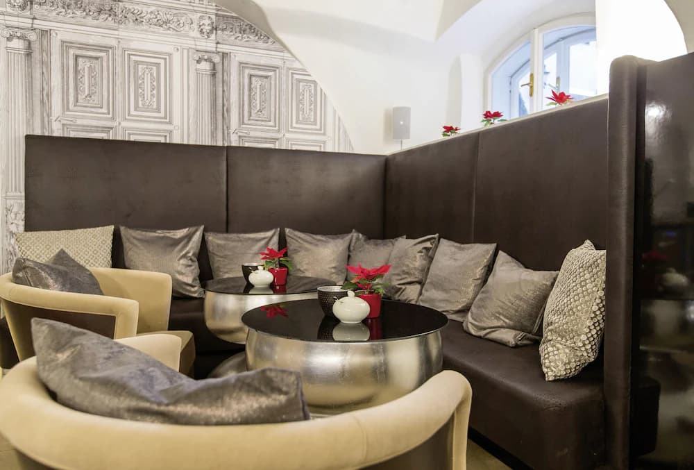 Lobby lounge