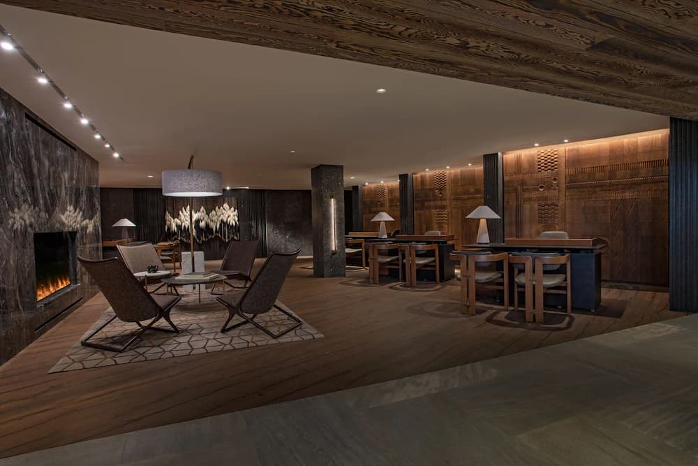 Lobby lounge