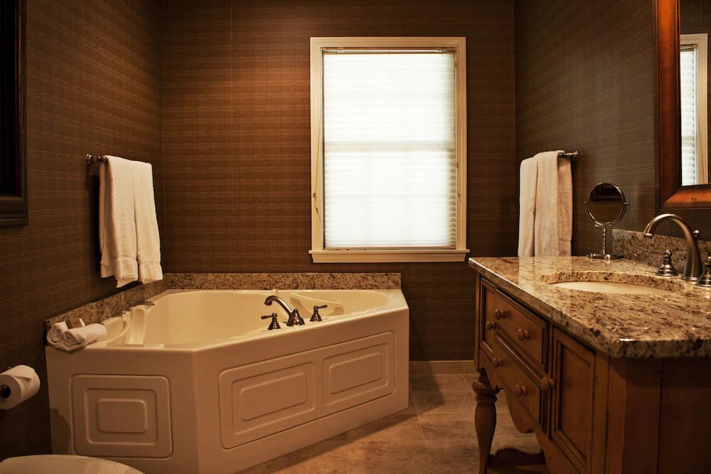 Jetted tub