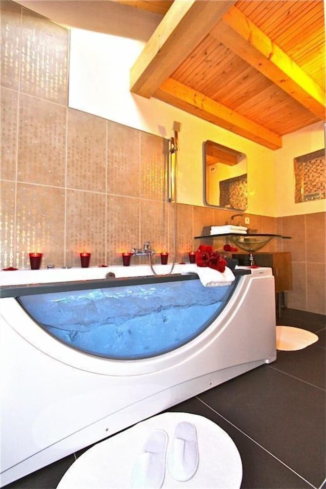 Deep soaking bathtub