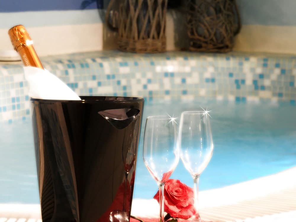 Indoor spa tub