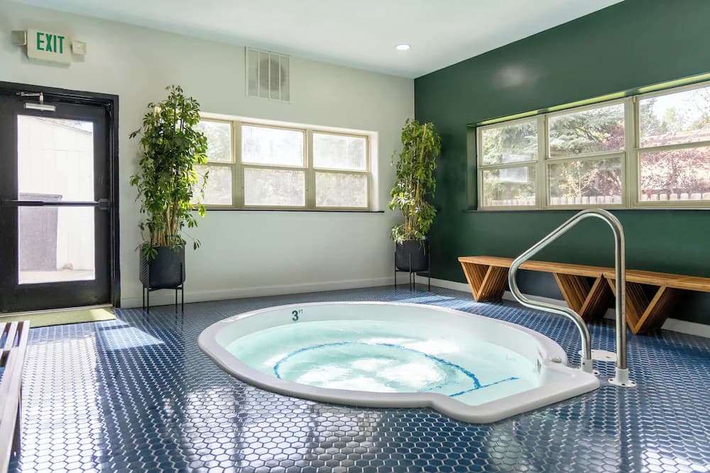 Indoor spa tub