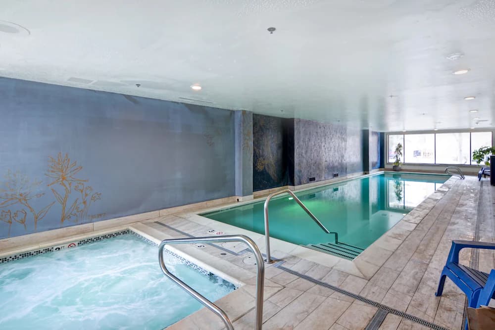 Indoor spa tub