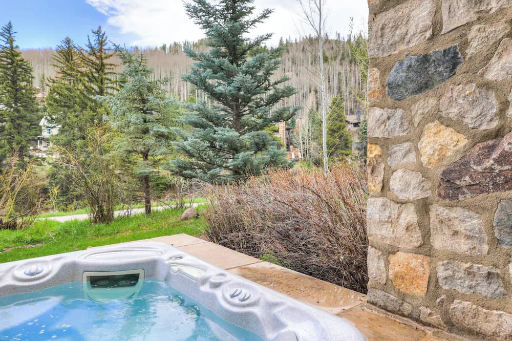 Private spa tub