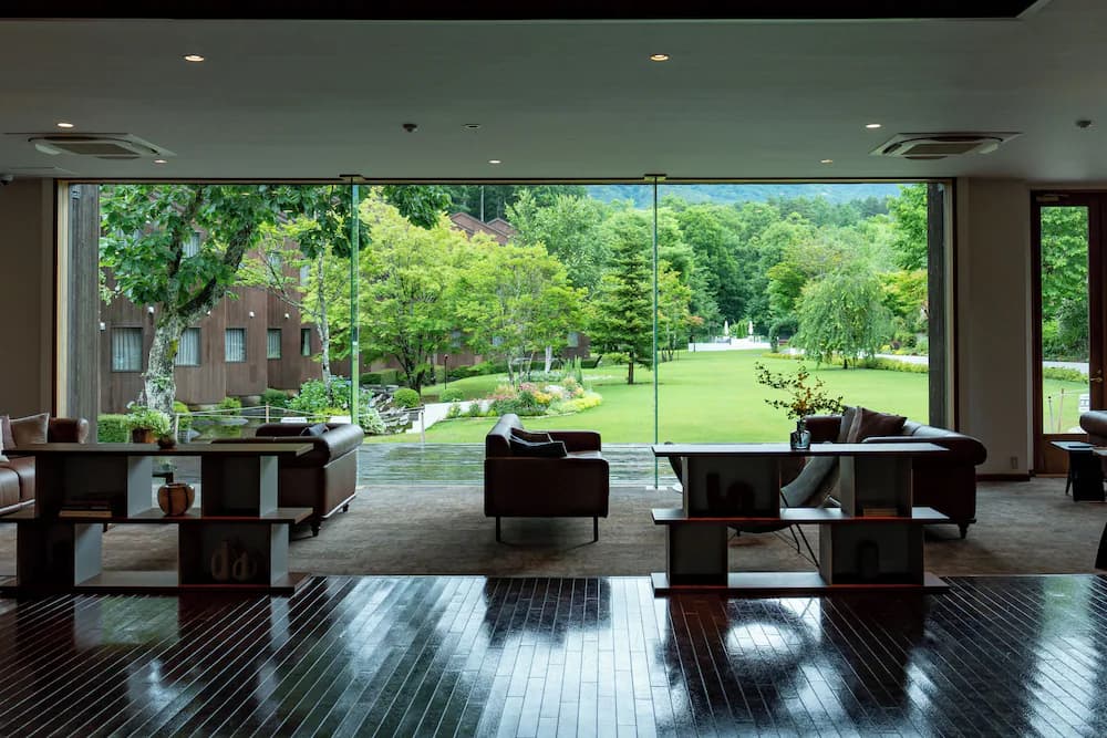 Lobby lounge