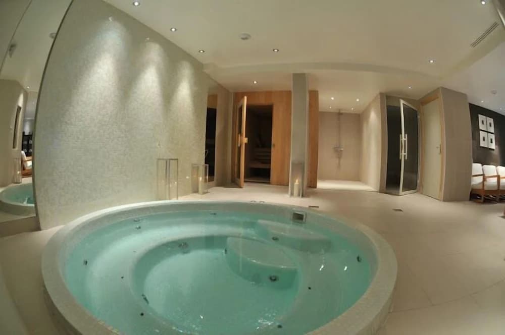 Indoor spa tub