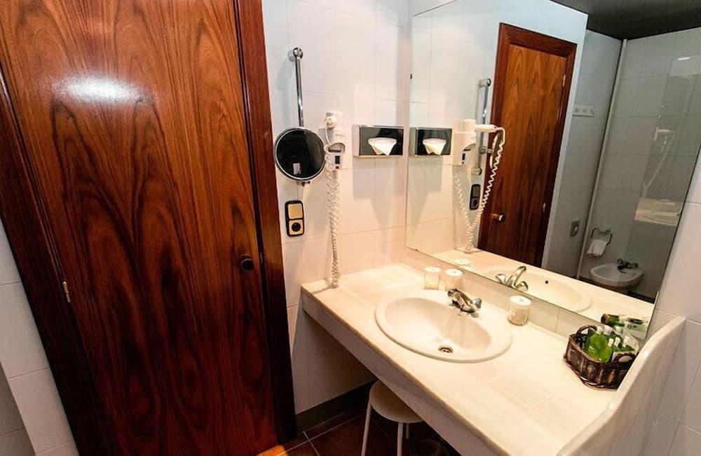 Bathroom sink