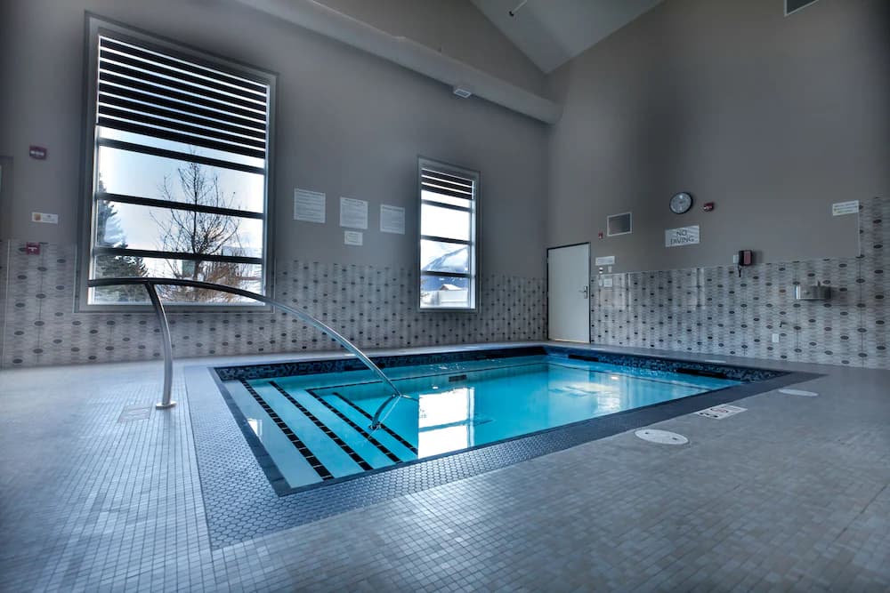 Indoor spa tub