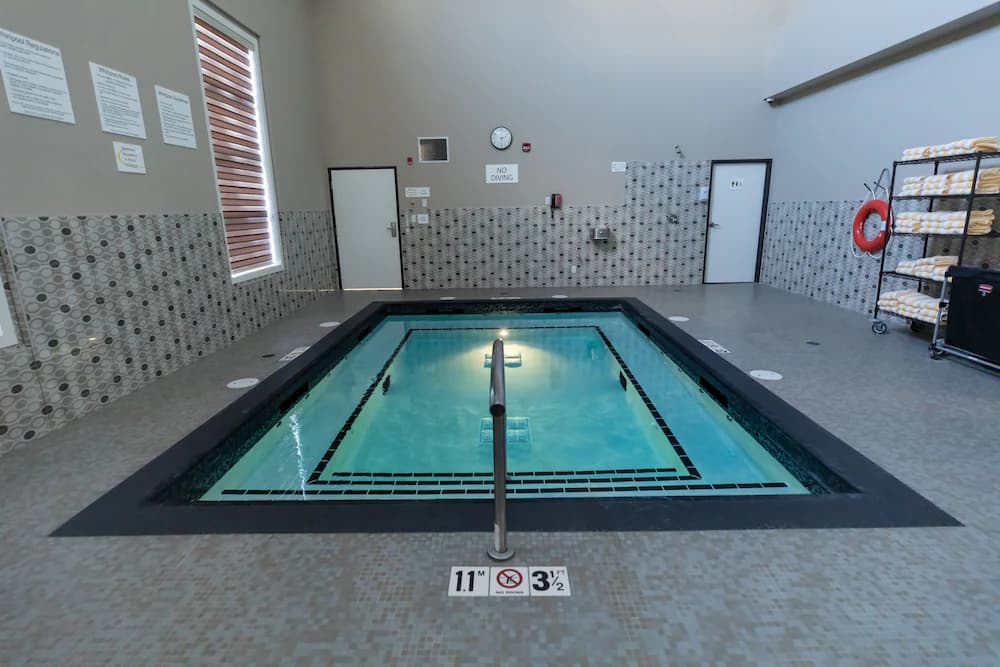 Indoor spa tub