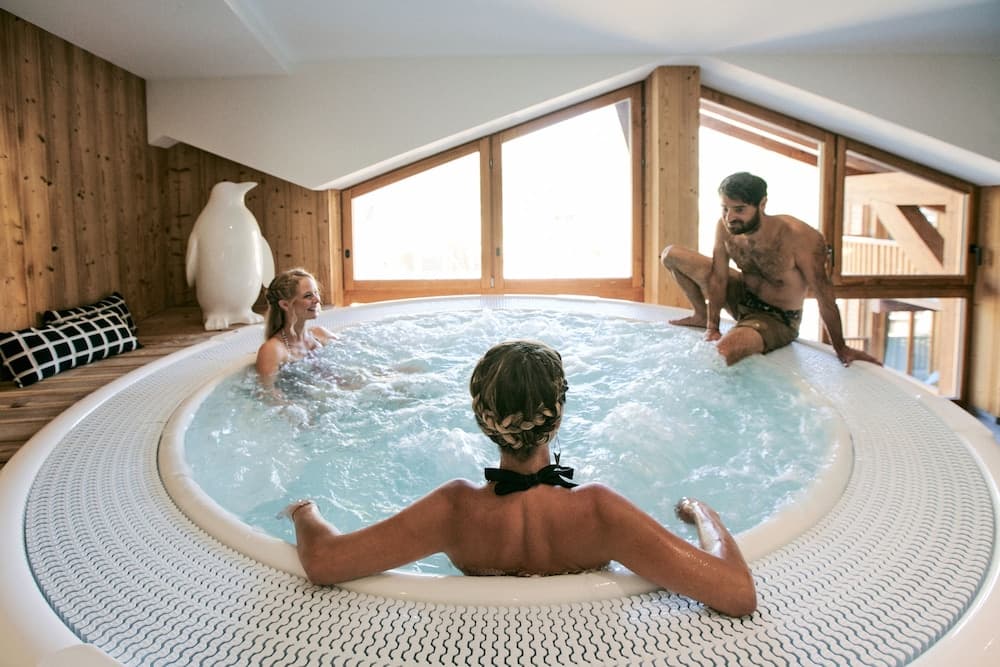 Indoor spa tub