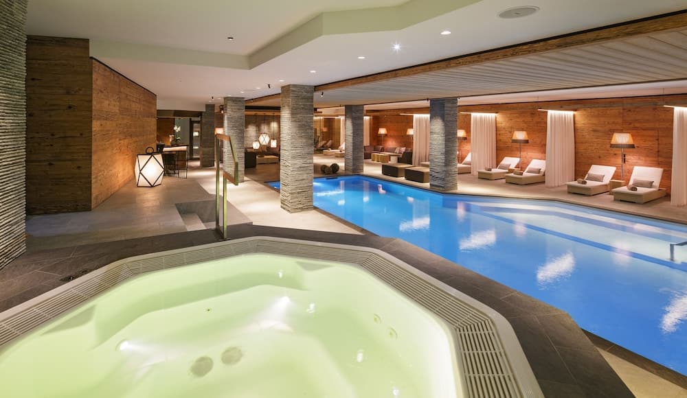 Indoor spa tub