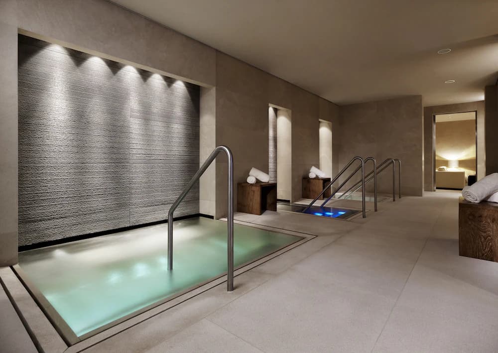 Indoor spa tub