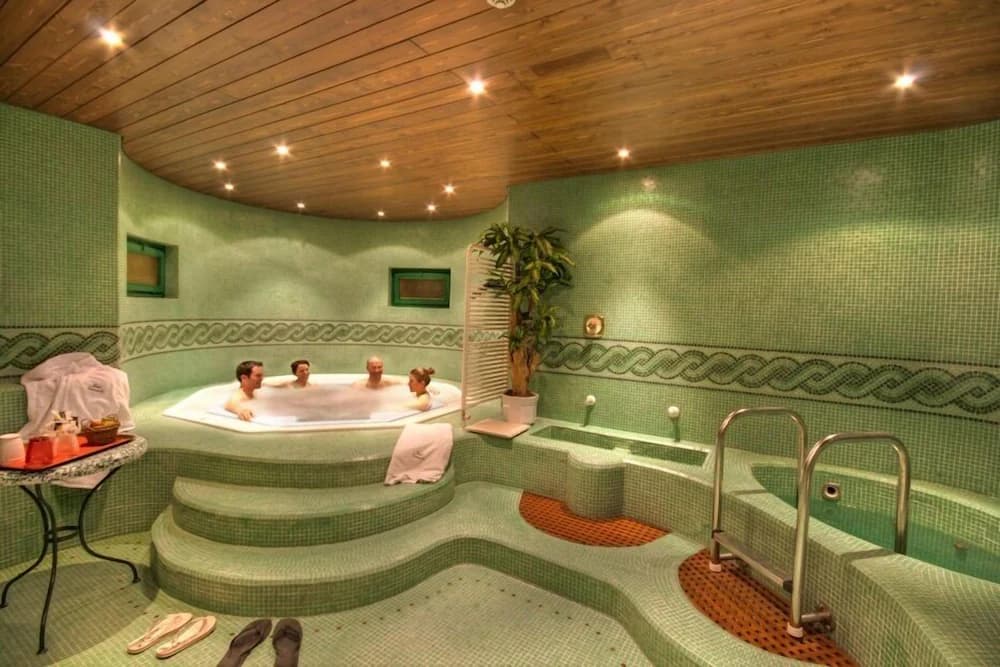 Indoor spa tub
