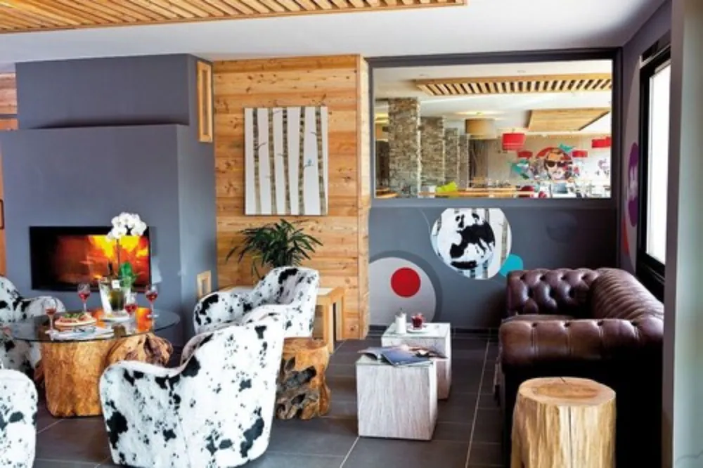 Lobby lounge