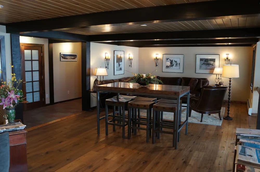 Lobby lounge
